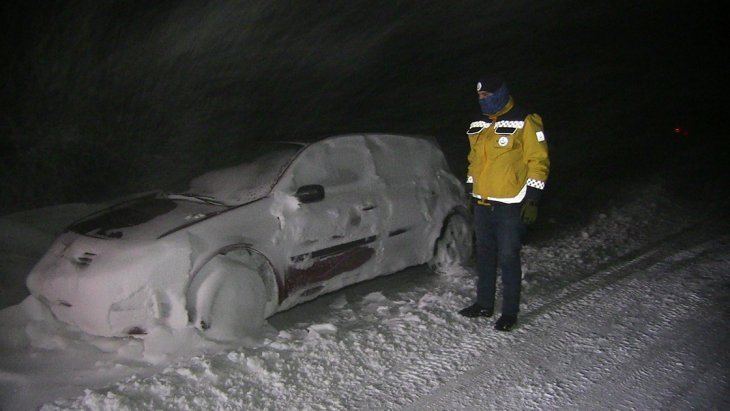 Ekipler, tipi nedeniyle yolda kalan 100 kişi için seferber oldu! Donmak üzereyken bulundular