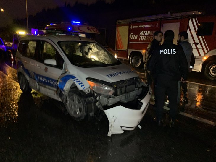 7 aracın karıştığı zincirleme trafik kazasında 2'si polis 4 kişi yaralandı