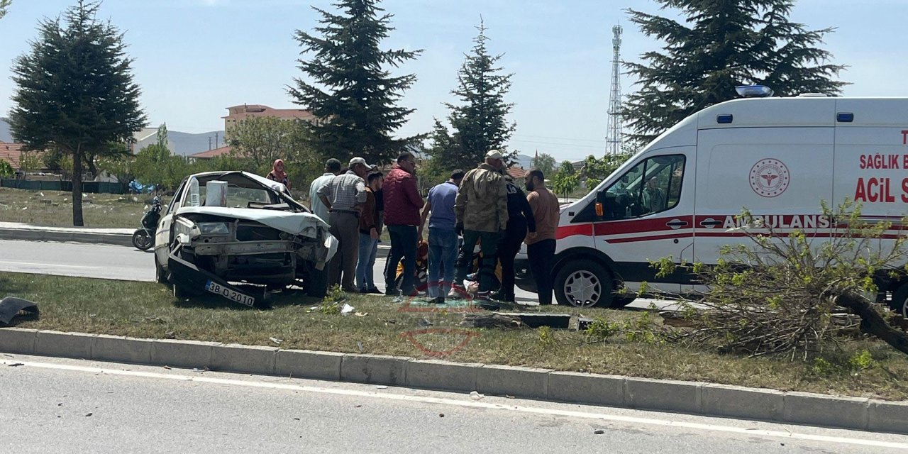 Konya’da otomobil refüjdeki ağaca çarptı, sürücü yaralandı