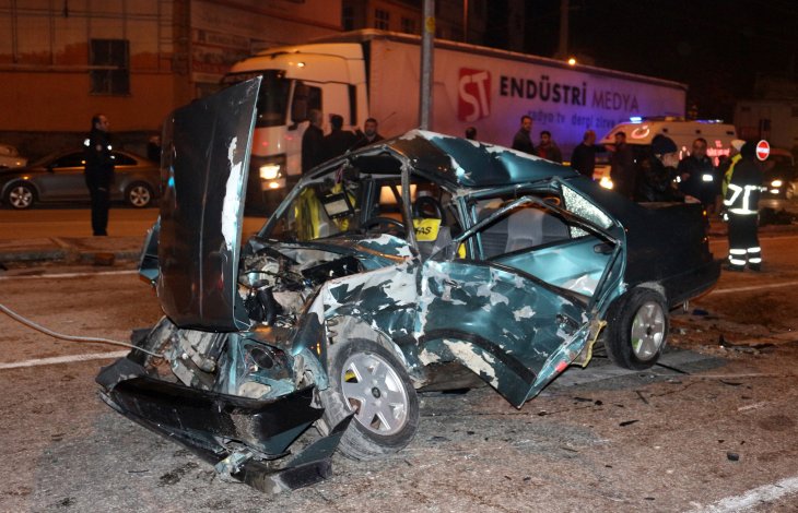 Ambulans… 2 otomobil… Zincirleme kazada 5 kişi yaralandı