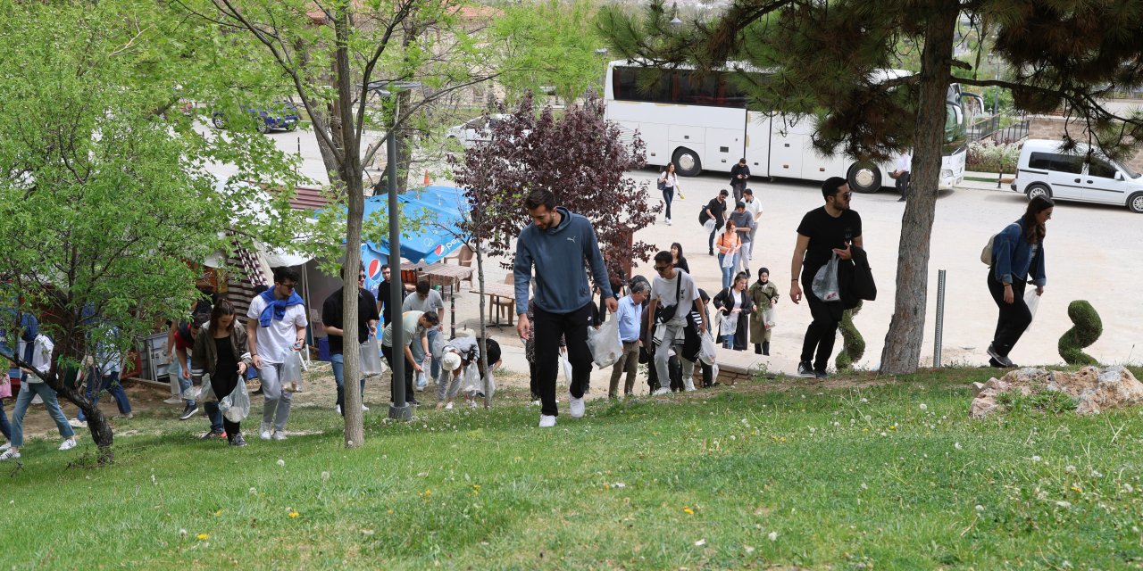 Konya’da üniversite öğrencilerinden çevre temizliği