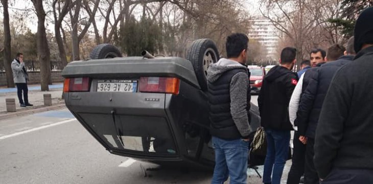 Konya’da ağaca çarpan otomobil yol ortasına devrildi