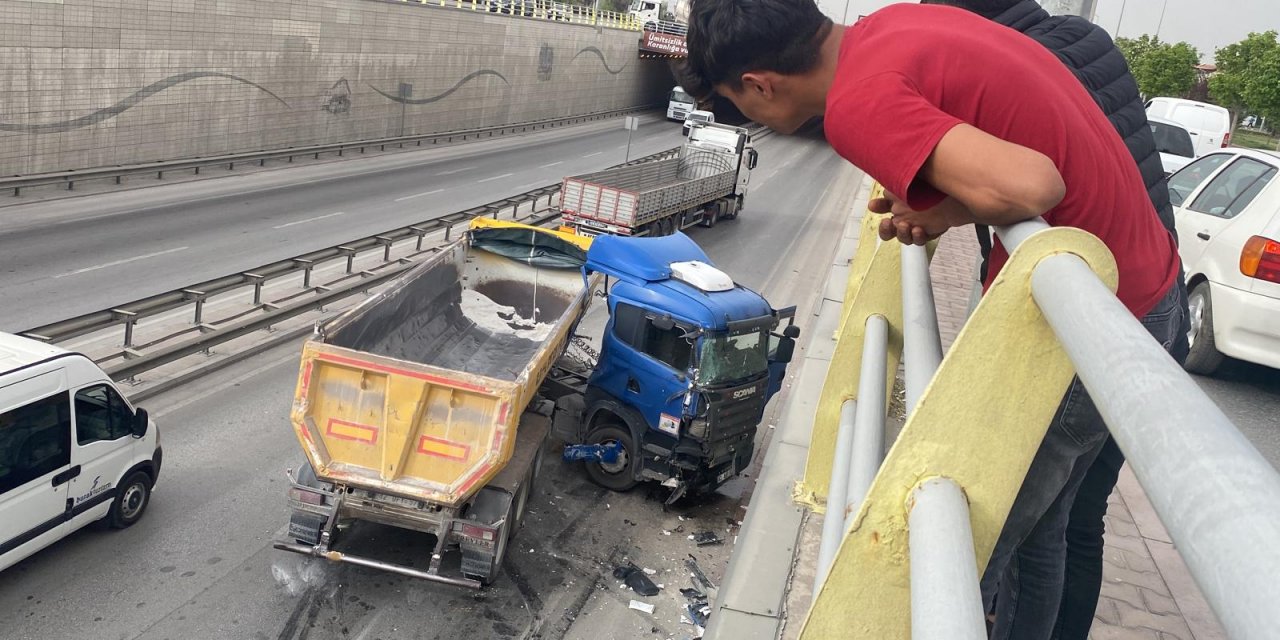Konya’da hafriyat kamyonu alt geçitte kaza yaptı, trafik durdu