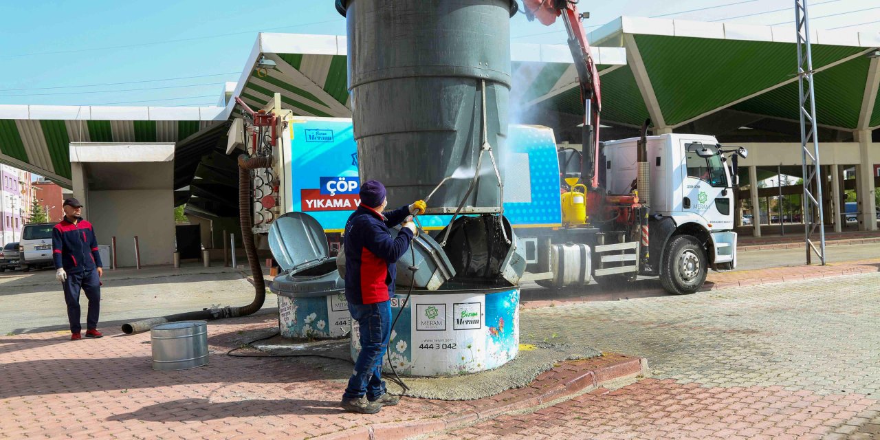 Konya Meram'da çöp konteynerleri dezenfekte ediliyor