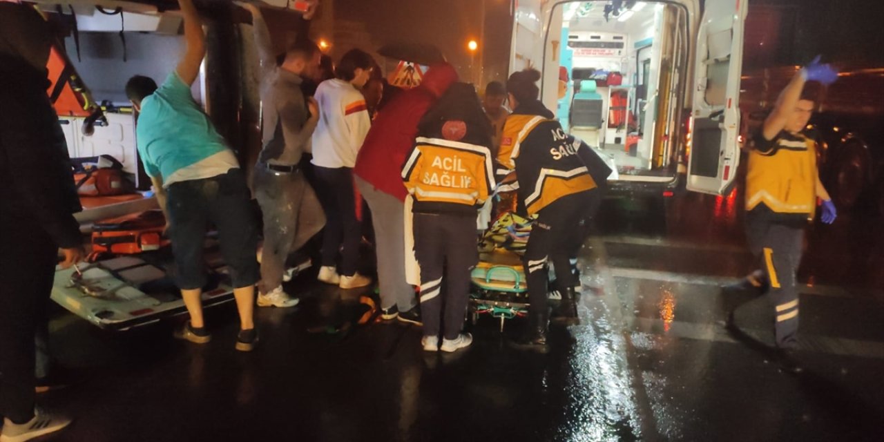 Devrilen ambulanstaki hasta ve refakatçisi yaralandı