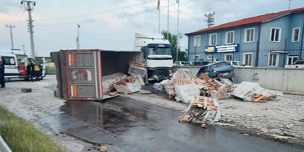 Konya’da otomobile çarpan TIR, KOSKİ duvarına vurarak durdu