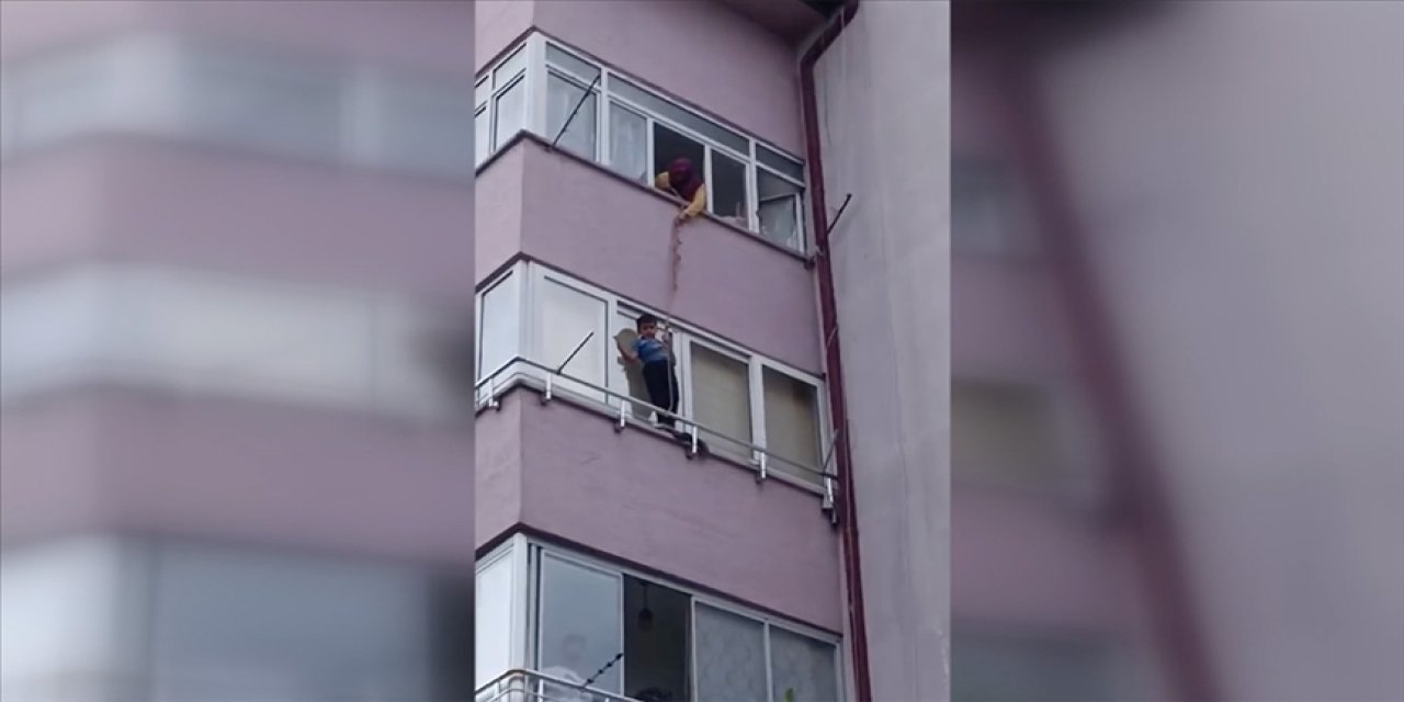 Balkon penceresinde mahsur kalan çocuğu itfaiye kurtardı