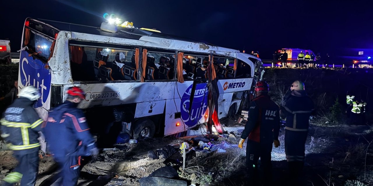 Yolcu otobüsü devrildi: 2 ölü, 34 yaralı