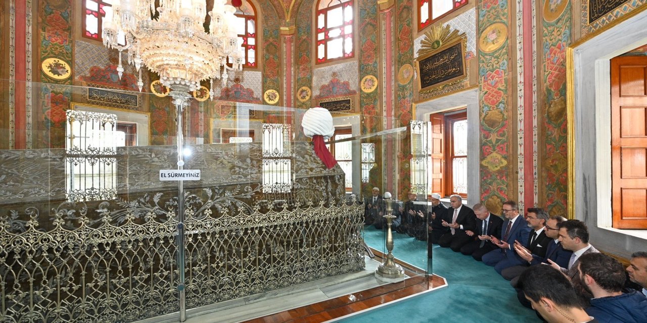 Fatih Sultan Mehmet kabri başında dualarla anıldı