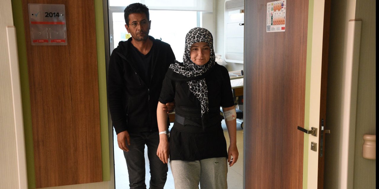 Tekerlekli sandalyeyle geldiği Konya’daki hastaneden yürüyerek çıktı