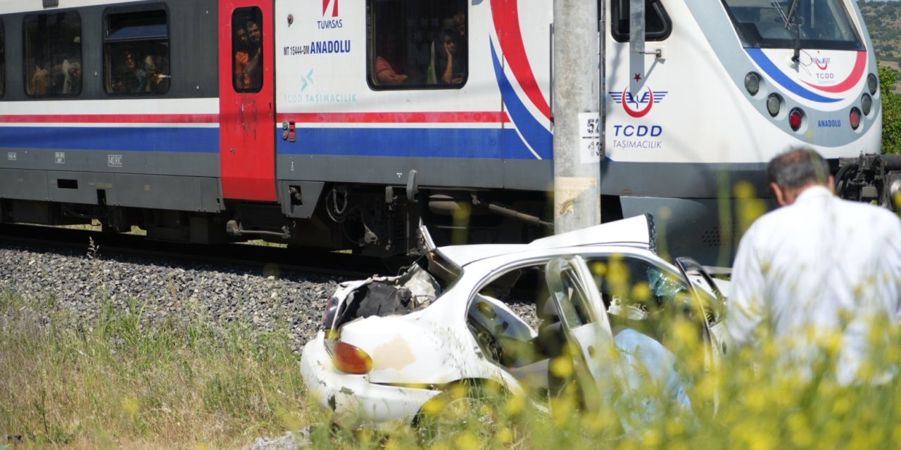 Tren otomobile çarptı! 1 kişi hayatını kaybetti