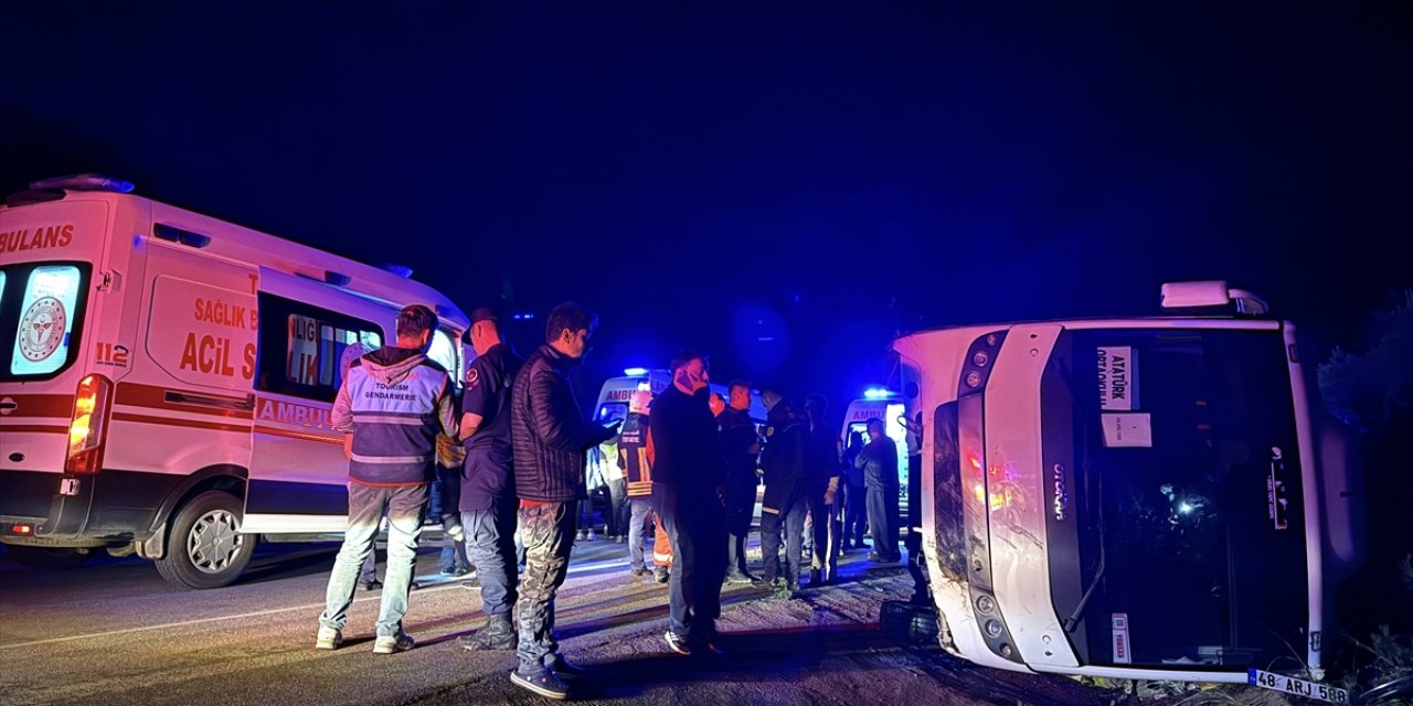 Öğrencileri taşıyan otobüs şarampole devrildi: 25 yaralı