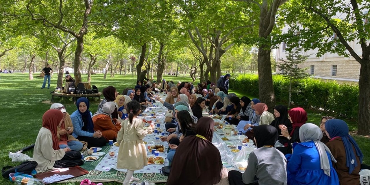 Konya’daki misafir öğrencilere anneler günü programı