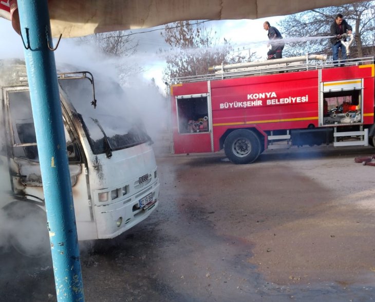 Konya’da seyir halindeki minibüs yandı