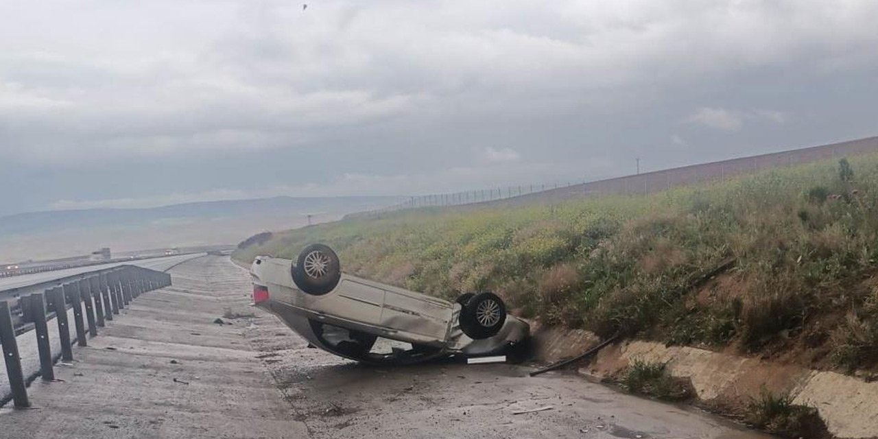 Konya'da kayganlaşan yolda otomobil takla attı