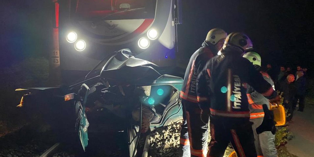 Feci kaza: Trenin altında kalan otomobilin sürücüsü hayatını kaybetti