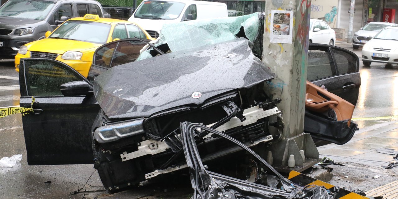 Feci kaza! Otomobil direğe çarptı: 1 ölü, 4 yaralı