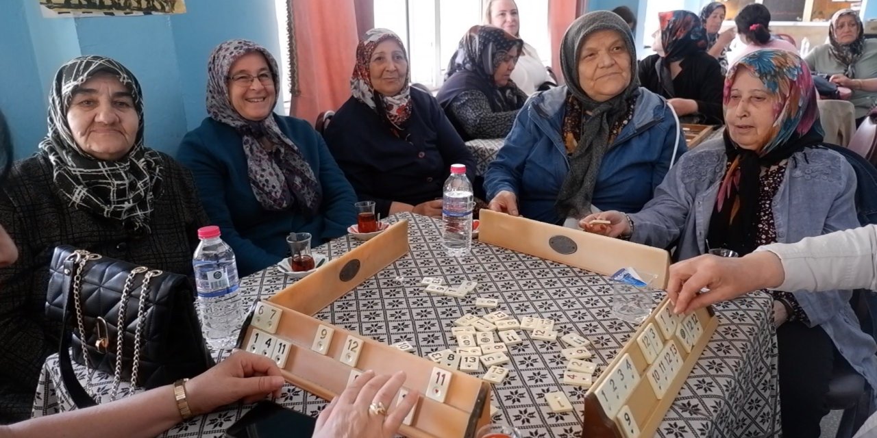 Erkeklerin giremediği kıraathanede kadınlar okey attı