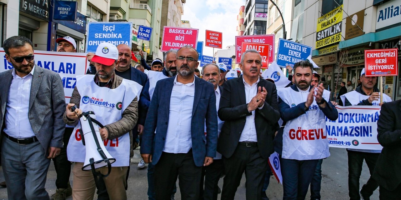 Belediye çalışanları işten çıkartılınca sokağa döküldü