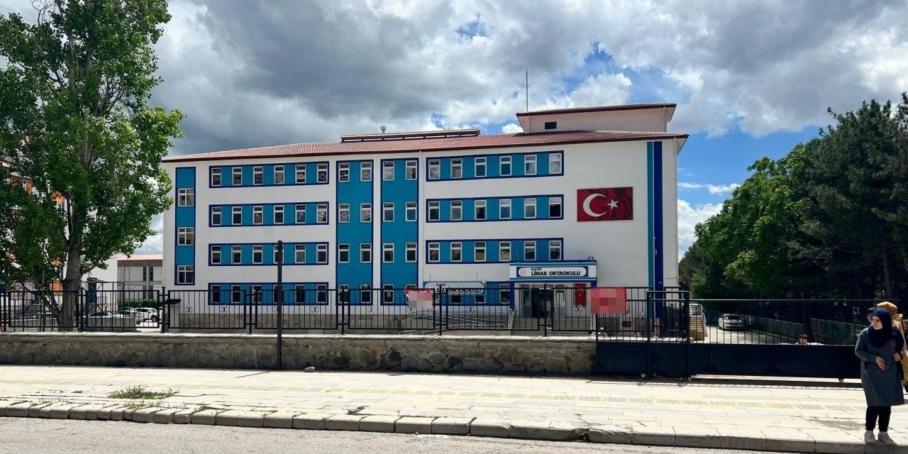 Kopya çekerken yakalanan öğrenci öğretmenini bıçakladı