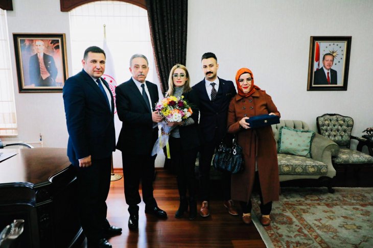 Kitabını Vali Toprak'a takdim etti