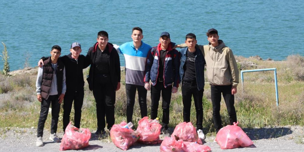 Konya’da liseli gençler Acıgöl’de çevre temizliği yaptı