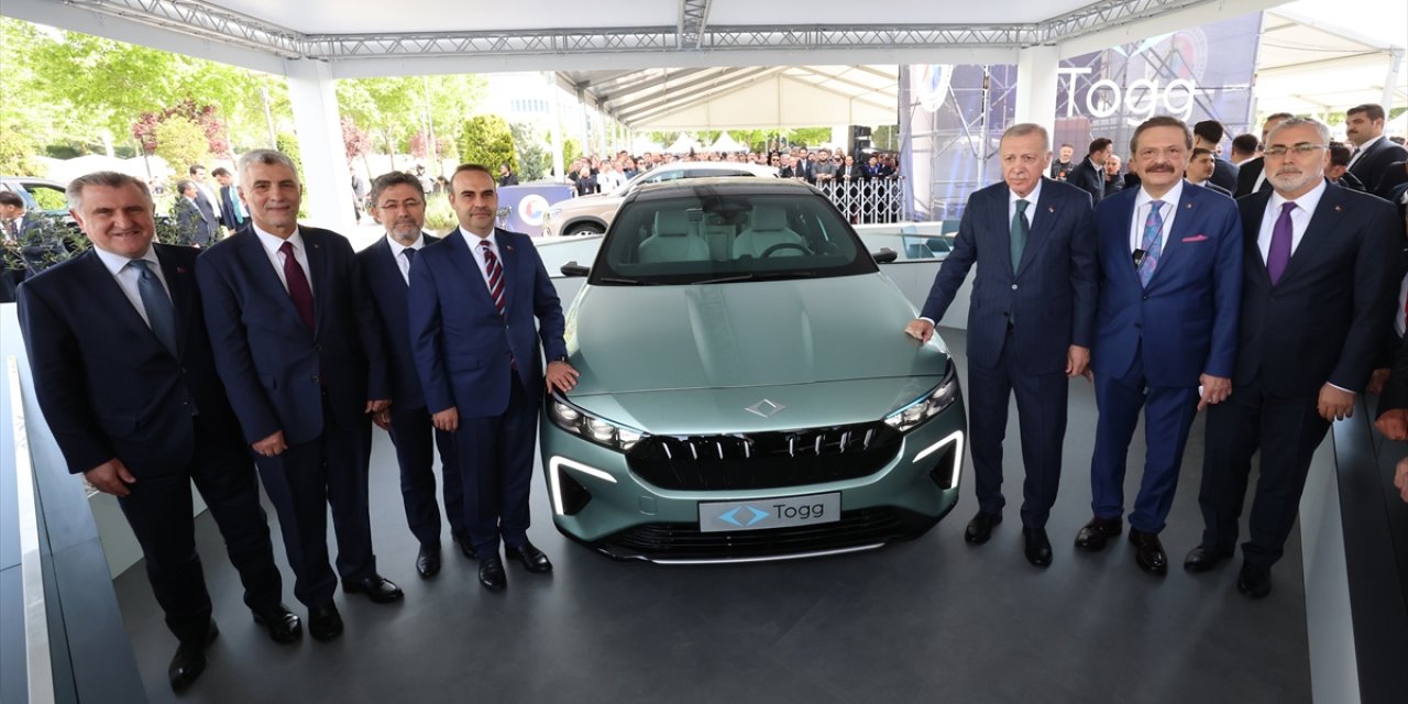 Erdoğan Togg’un yeni modeli T10F’i inceledi