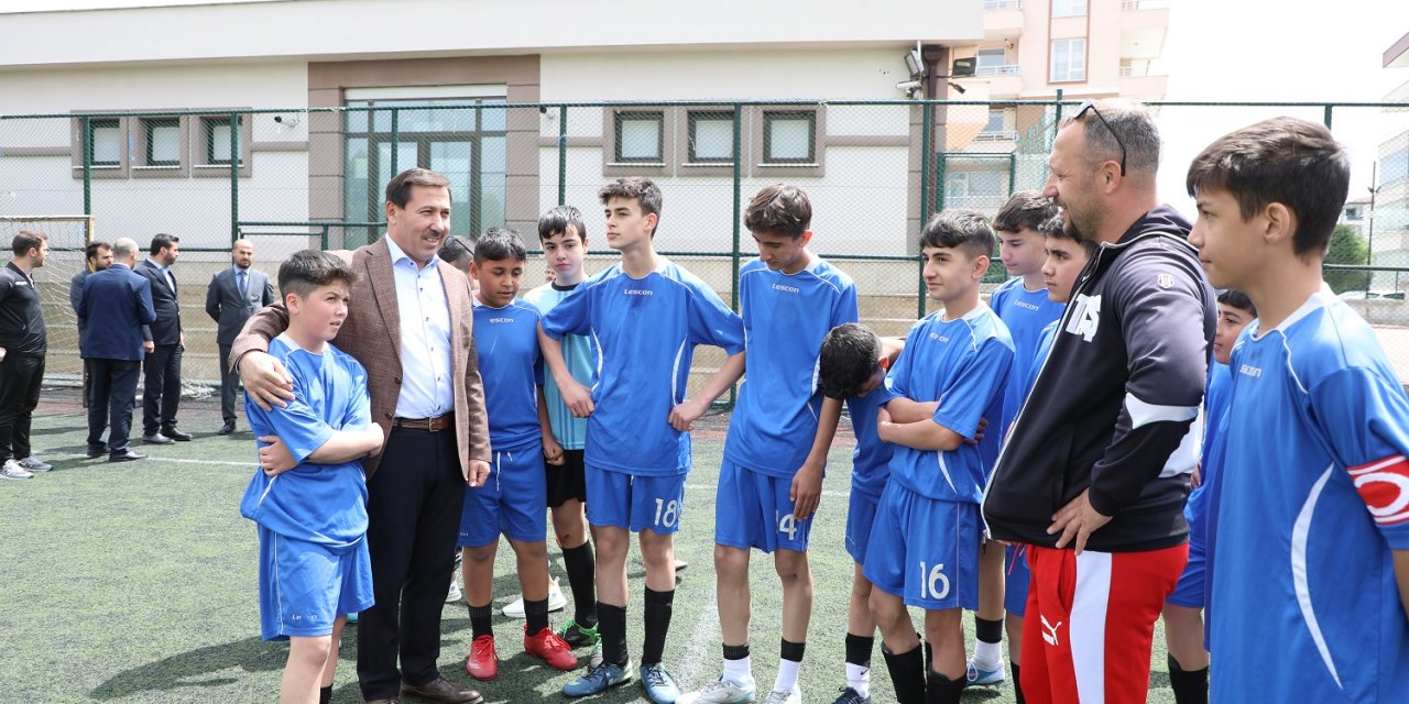 Başkan Hasan Kılca öğrencilerin futbol heyecanına ortak oldu