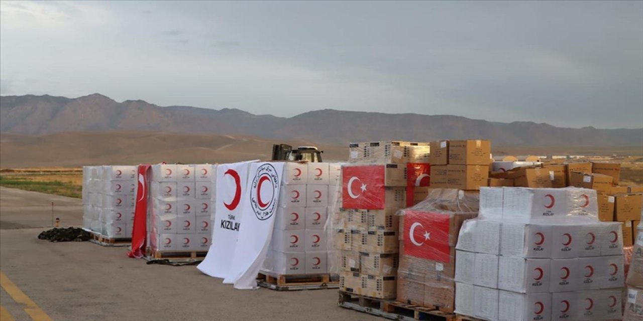 Türkiye kardeş ülkedeki selzedelere insani yardım gönderdi