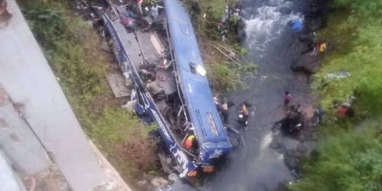 Kenya'da katliam gibi kaza! Yolcu otobüsü nehre yuvarlandı: 9 ölü, 17 yaralı