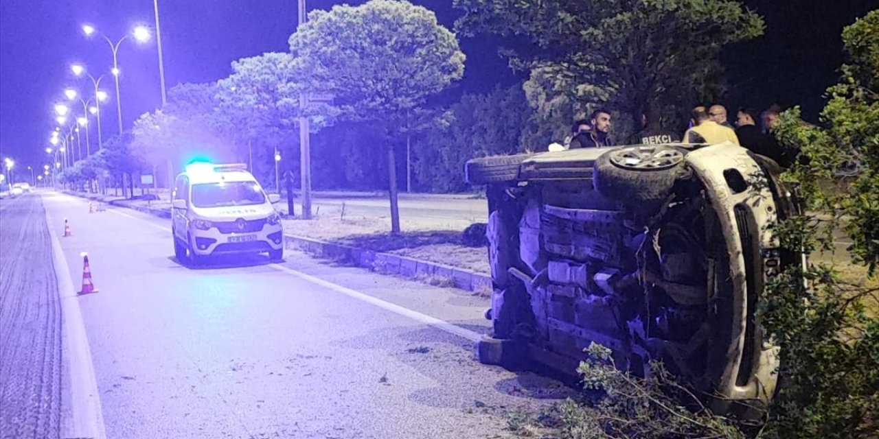 Konya'da ağaca çarparak devrilen otomobildeki 2 kişi yaralandı