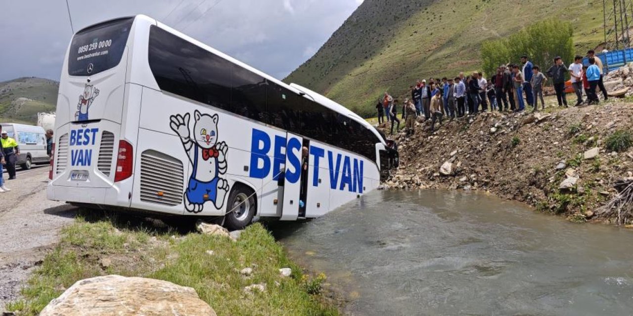 Yolcu otobüsü dereye düştü! Yaralılar var