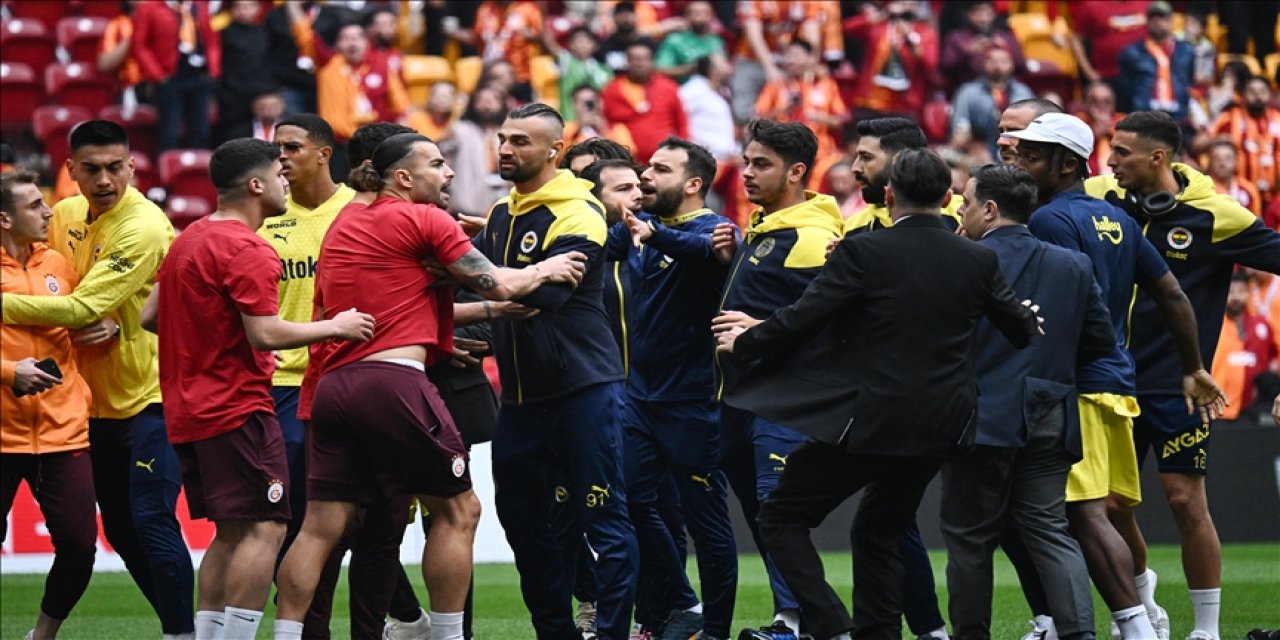 Derbi öncesi futbolcular arasında gerginlik çıktı