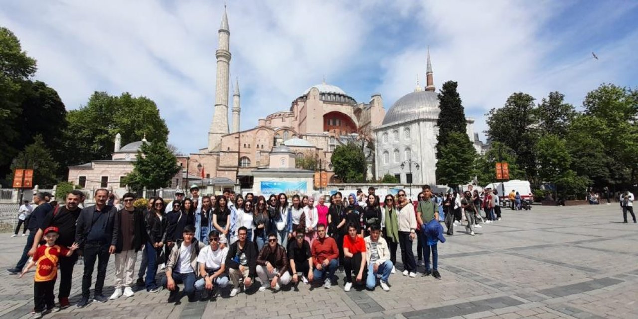Karapınarlı 45 lise öğrencisi İstanbul’u gezdi