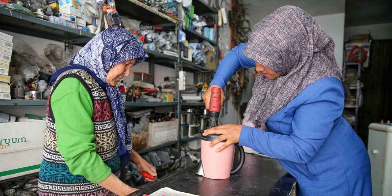 Konya’da sırt sırta veren gelin kaynana elektrikli ev aletleri tamir ediyor