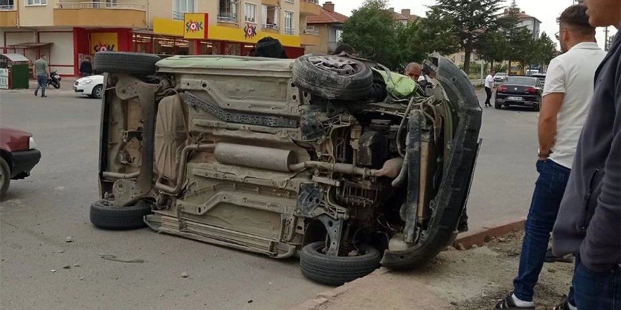 Konya’da motosiklet ile hafif ticari araç çarpıştı: 2’si ağır 3 yaralı