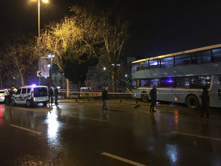 Özel halk otobüsü duraktaki yolculara çarptı: 3'ü ağır 5 yaralı