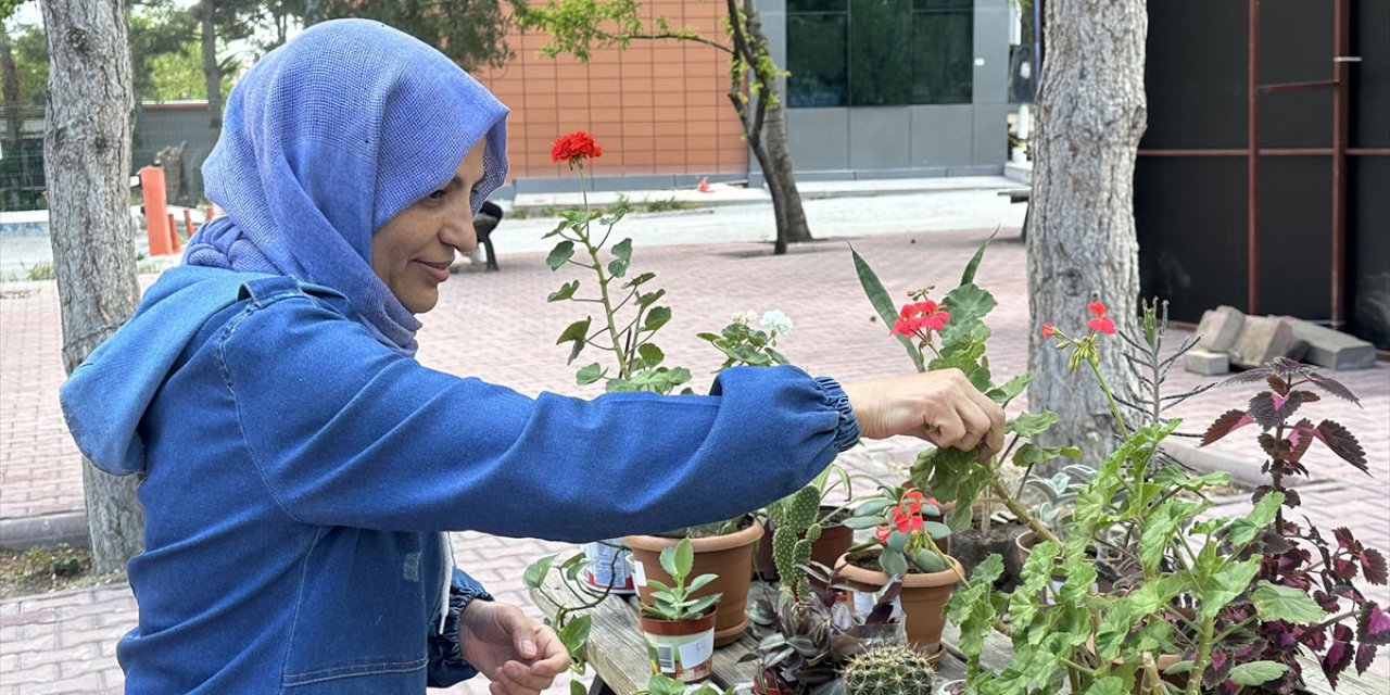 Konya’da moral olsun diye gönderilen çiçekler kanser hastası kadına gelir kapısı oldu