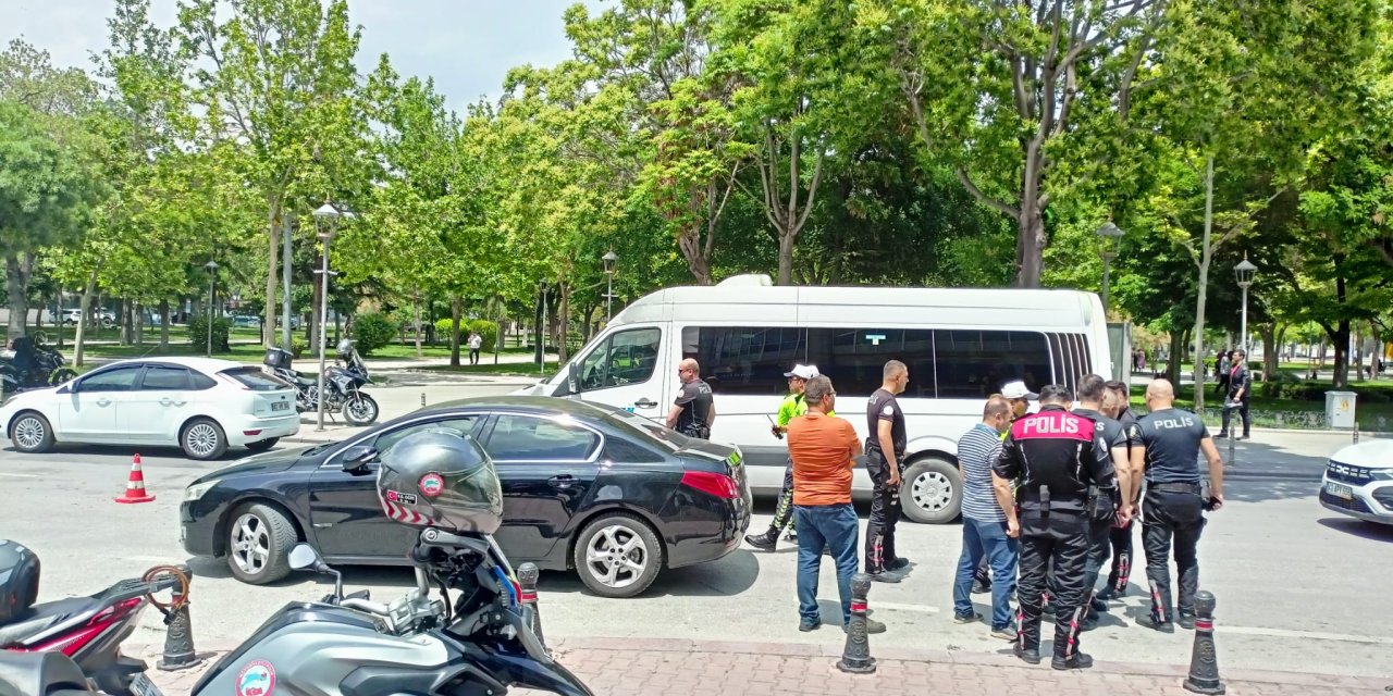 Konya’da motosikletli polisler kaza yaptı