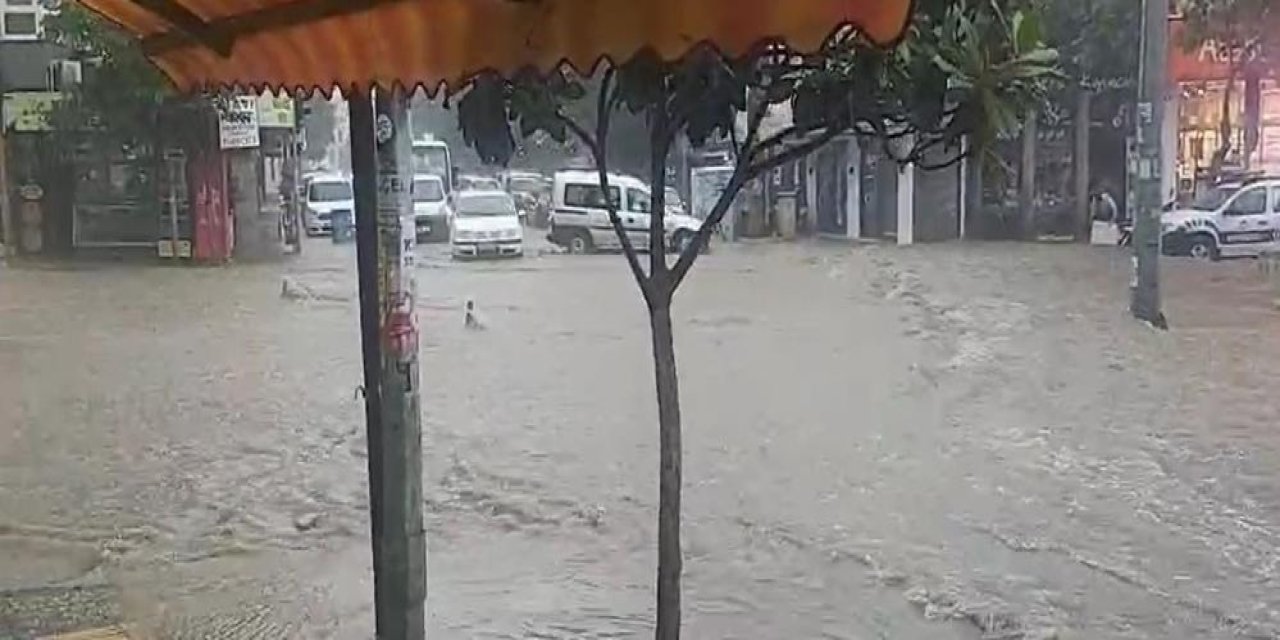 Sağanak yağış yolları göle çevirdi, su baskınları yaşandı