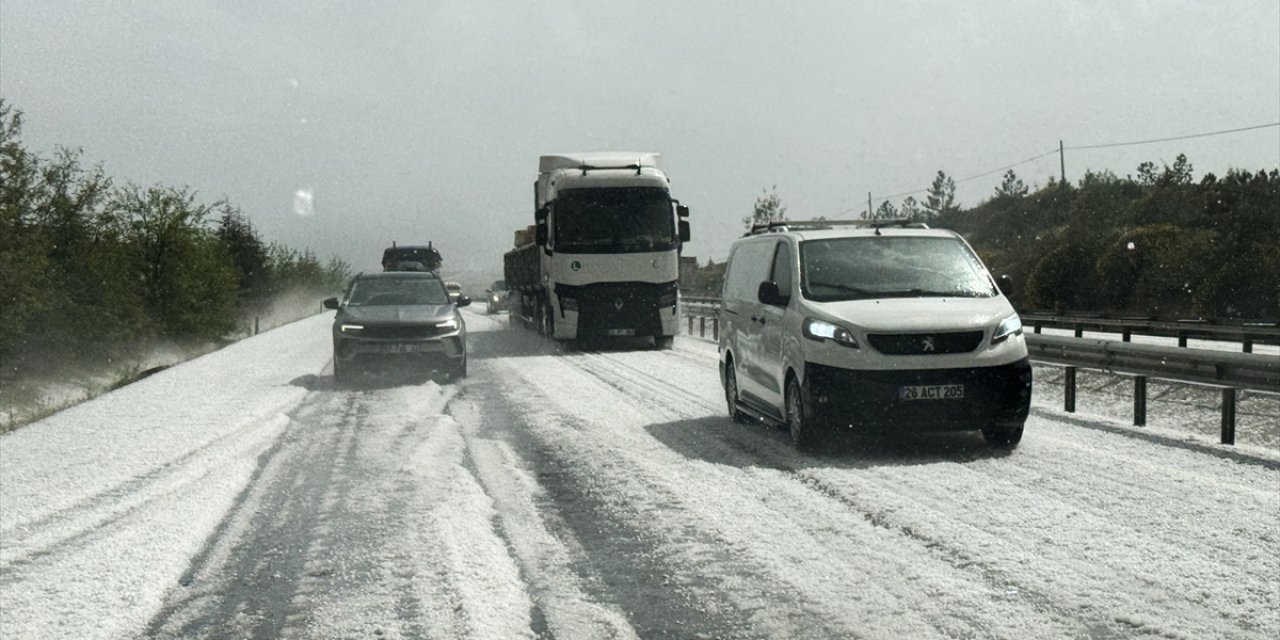 Karayolu kış günü gibi beyaza büründü, ulaşım durdu