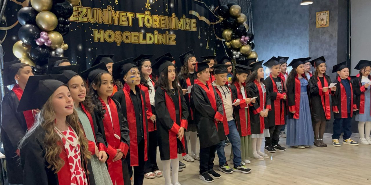 Konya’da 4. sınıf öğrencileri mezuniyet heyecanını aileleriyle paylaştı