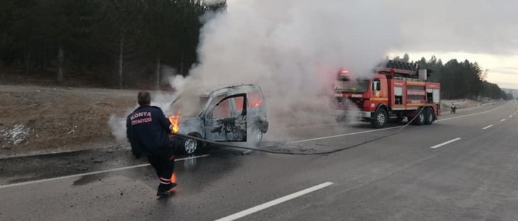 Konya'da hafif ticari araç alev alev yandı