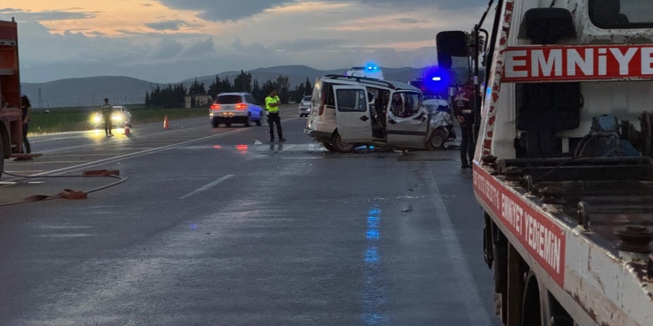 Katliam gibi kaza! 2 otomobil çarpıştı, 5 kişi öldü