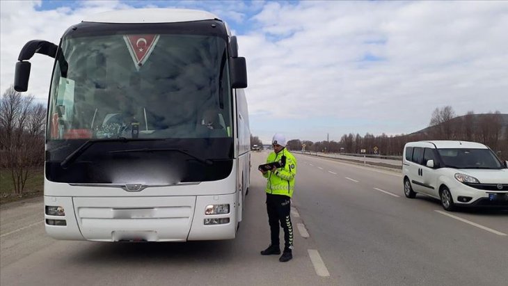 Şehirler arası yolcu taşıyan otobüslere sıkı denetim! 268 otobüs trafikten men edildi