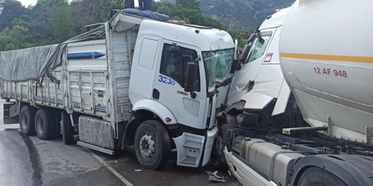 Yakıt tankeri ile TIR çarpıştı: Yaralılar var