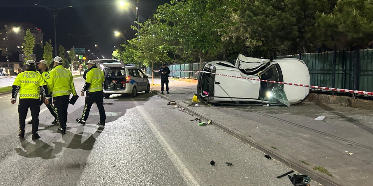 Aydınlatma direğine çarpan otomobil devrildi: 1 ölü