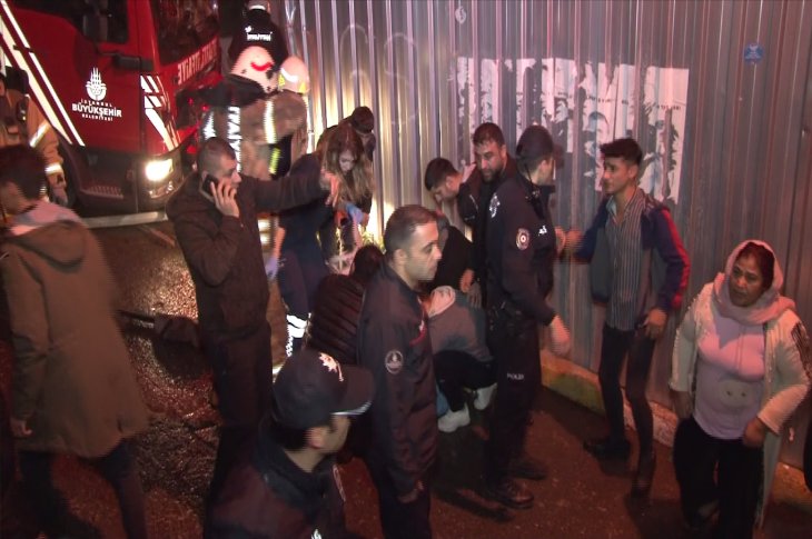 Yangına müdahale için gelen itfaiye aracı 3 kişiye çarptı