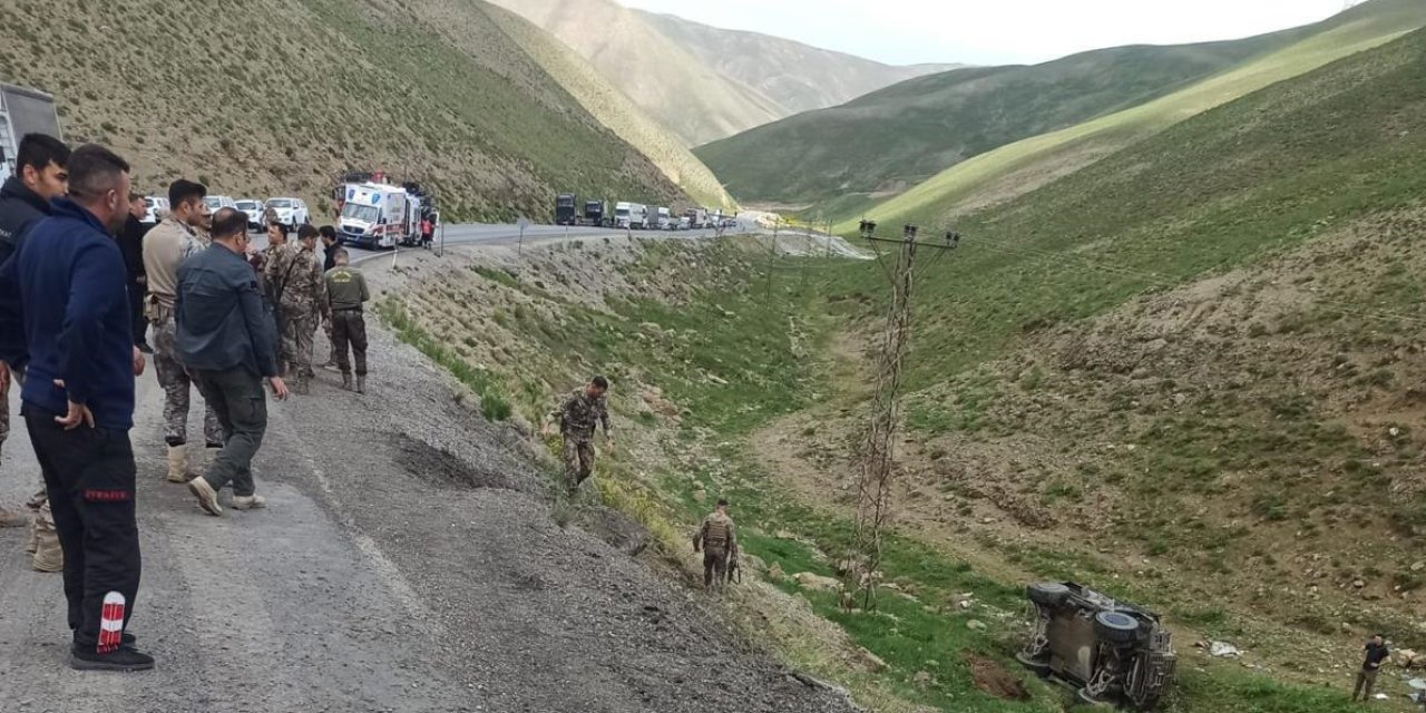 Polis aracı yağışlı havada şarampole yuvarlandı