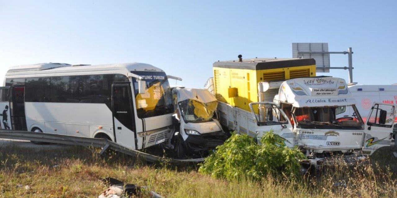 İşçi servislerine kamyonet çarptı: 18 yaralı